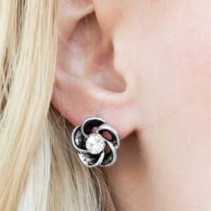 🆕 Urban Boutique-Silver Crystal Flower‎ Studs